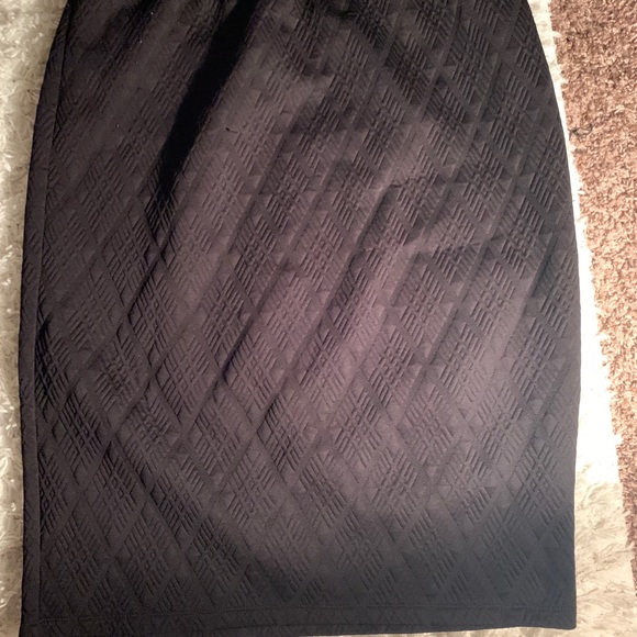 Black pencil skirt - Picture 2 of 3